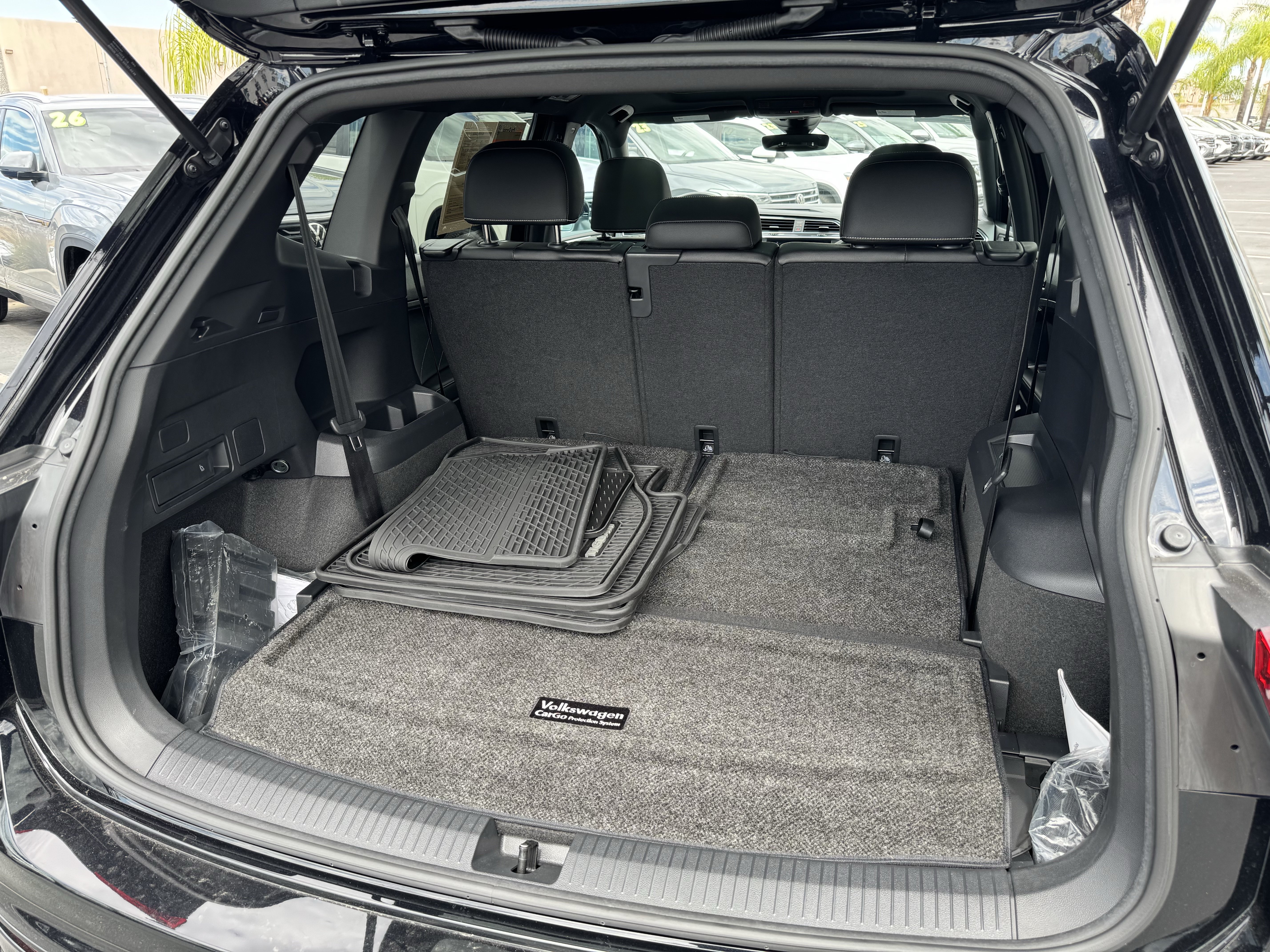 Used 2023 Volkswagen Tiguan SE R-Line FWD image 36