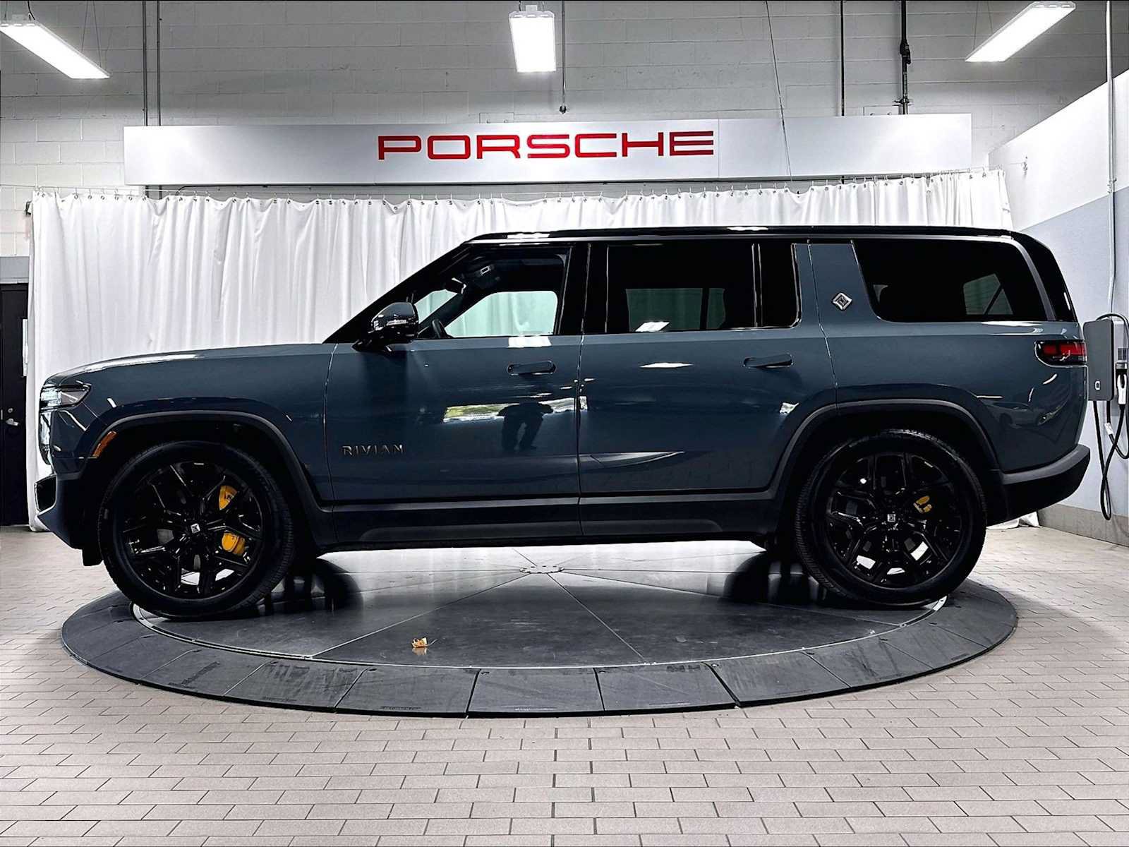 Used 2025 Rivian R1S Premium AWD/4WD image 2