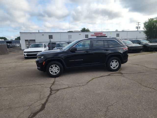 Certified 2023 Jeep Grand Cherokee Laredo w/ Trailer Tow Prep Group (B) AWD/4WD image 29