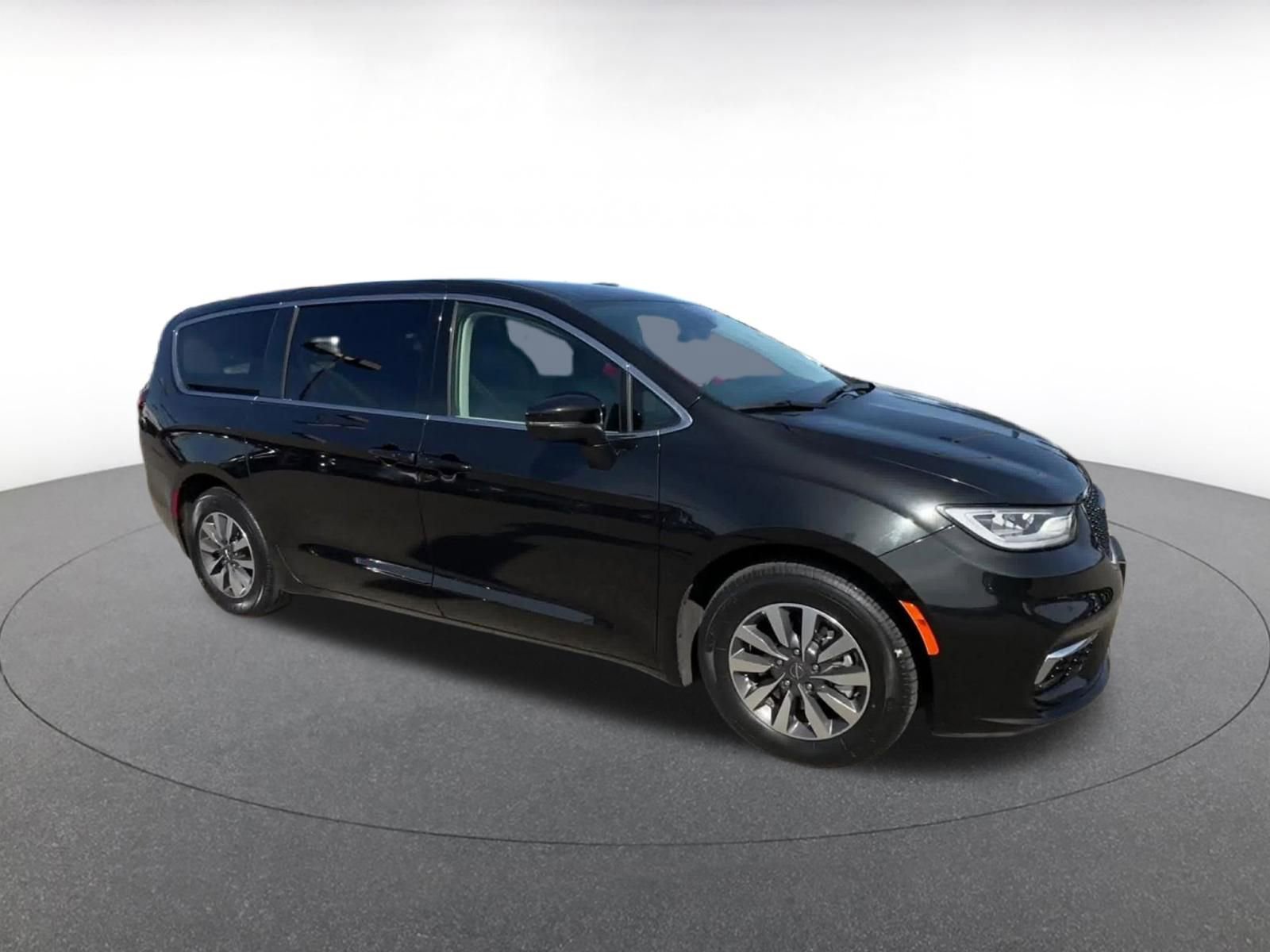 Used 2023 Chrysler Pacifica Touring-L image 2