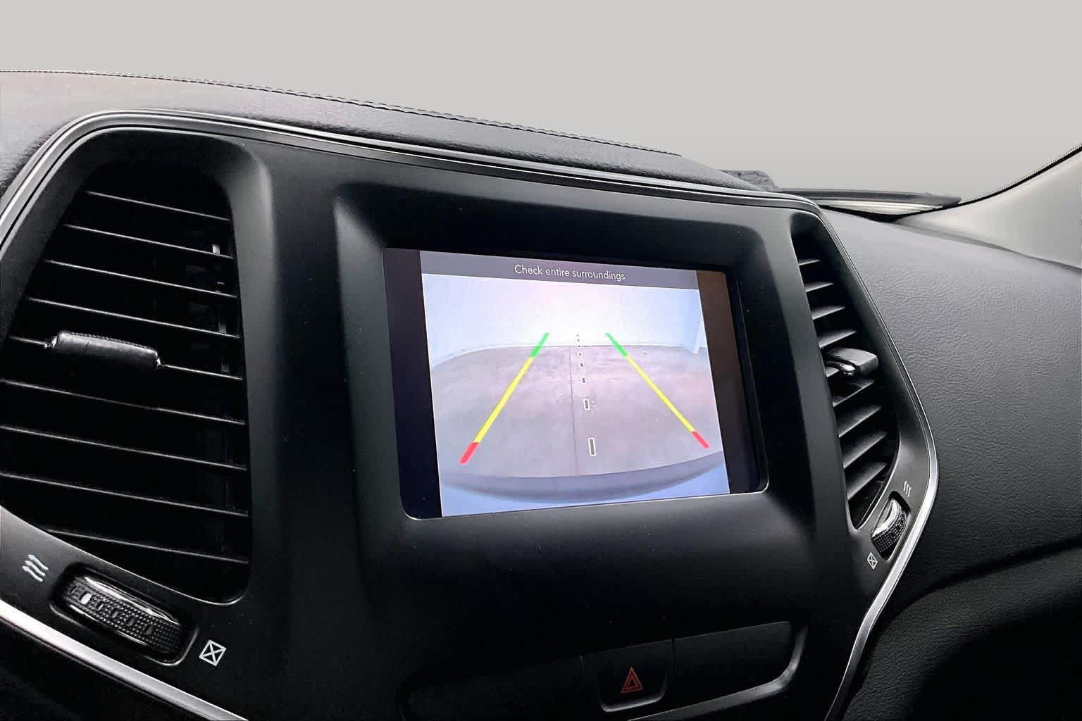 Used 2019 Jeep Cherokee Latitude w/ Cold Weather Group AWD/4WD image 24
