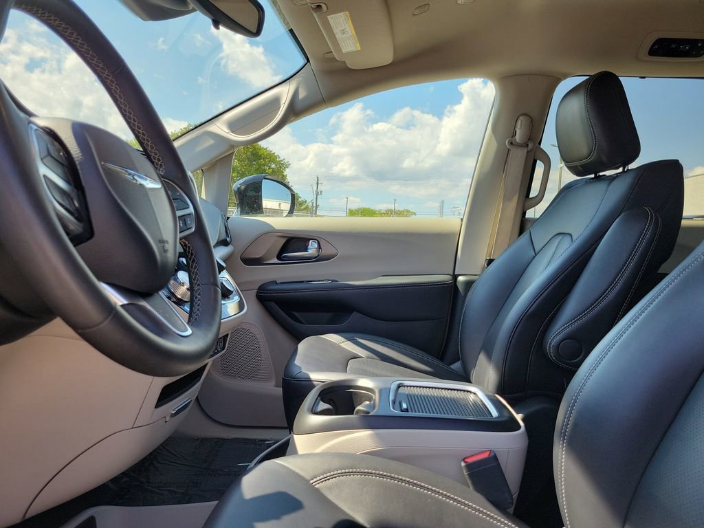 Used 2024 Chrysler Pacifica Touring-L FWD image 22