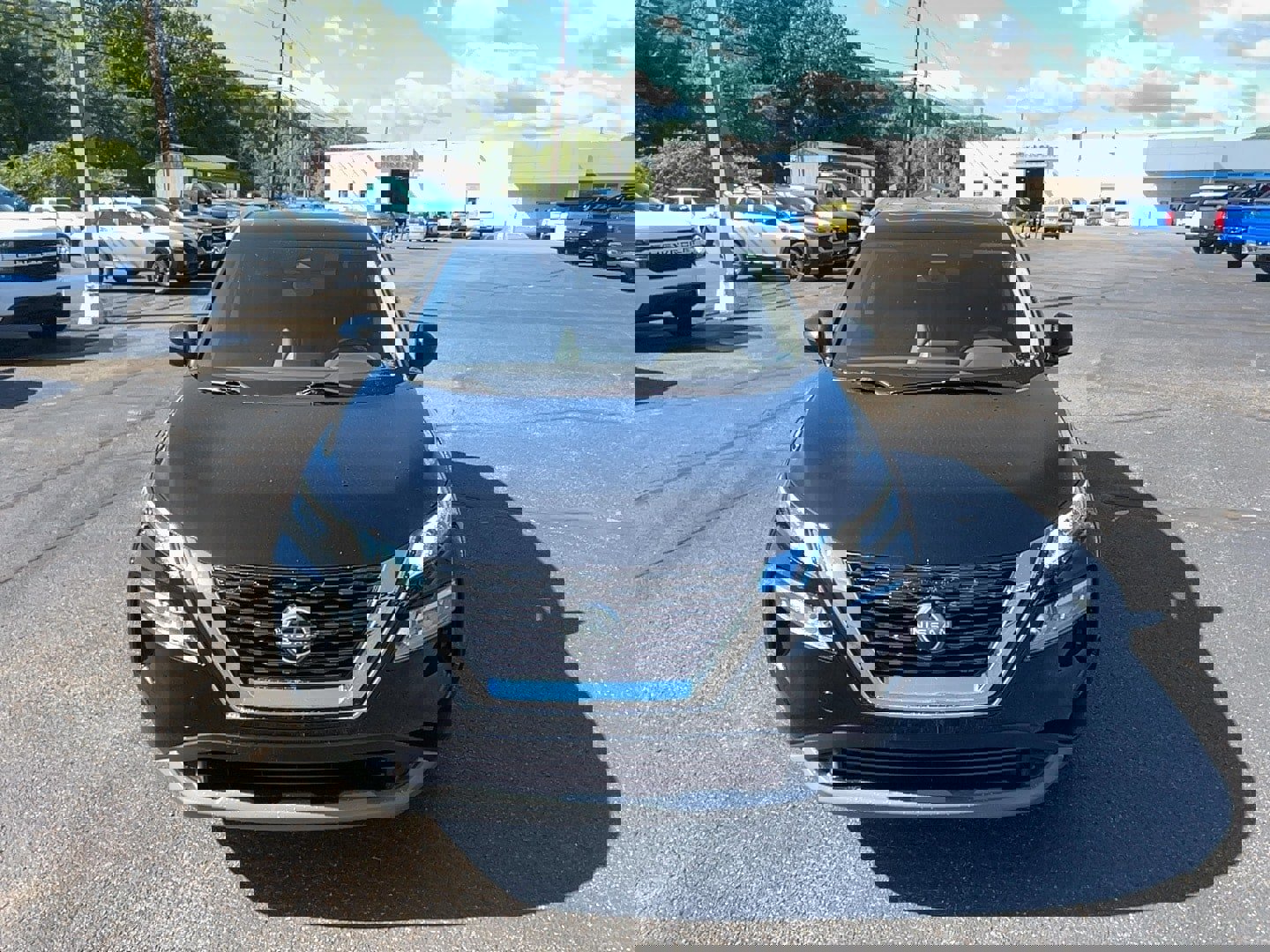 Used 2022 Nissan Rogue SV w/ SV Premium Package image 2