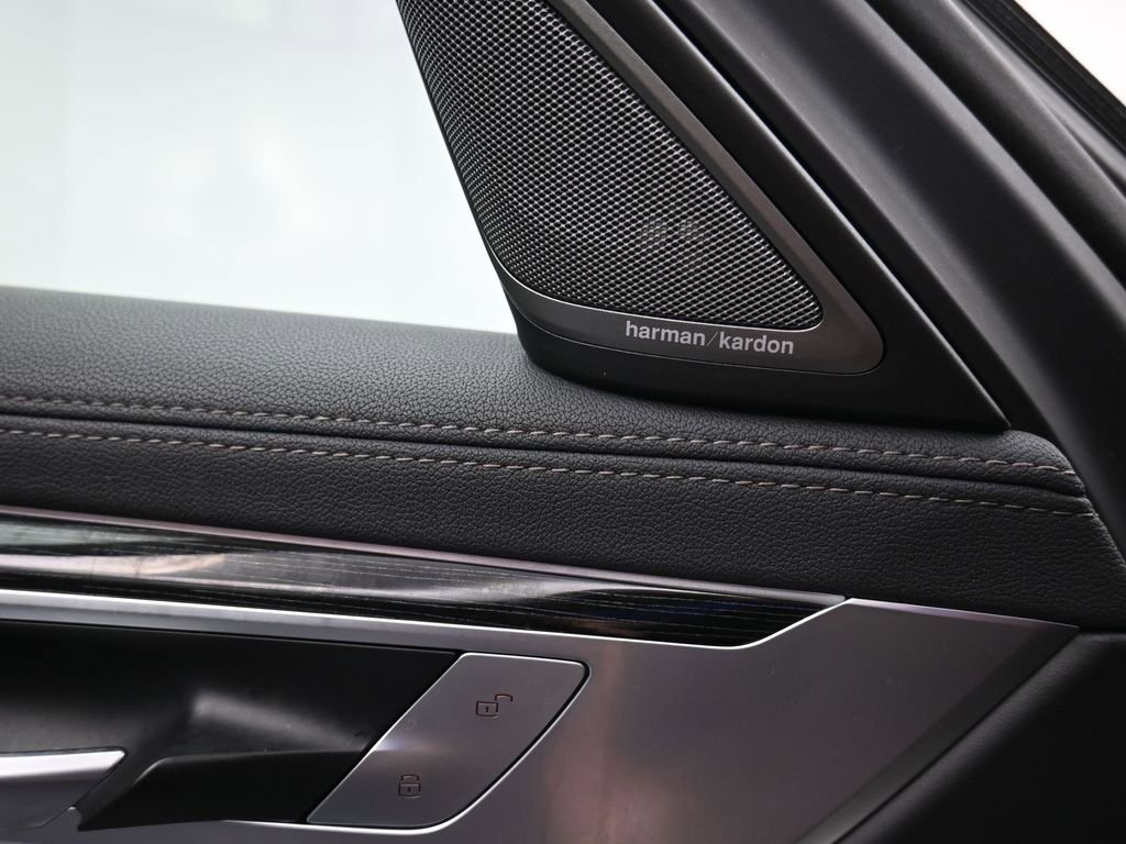 Used 2022 BMW 740i xDrive w/ M Sport Package image 10