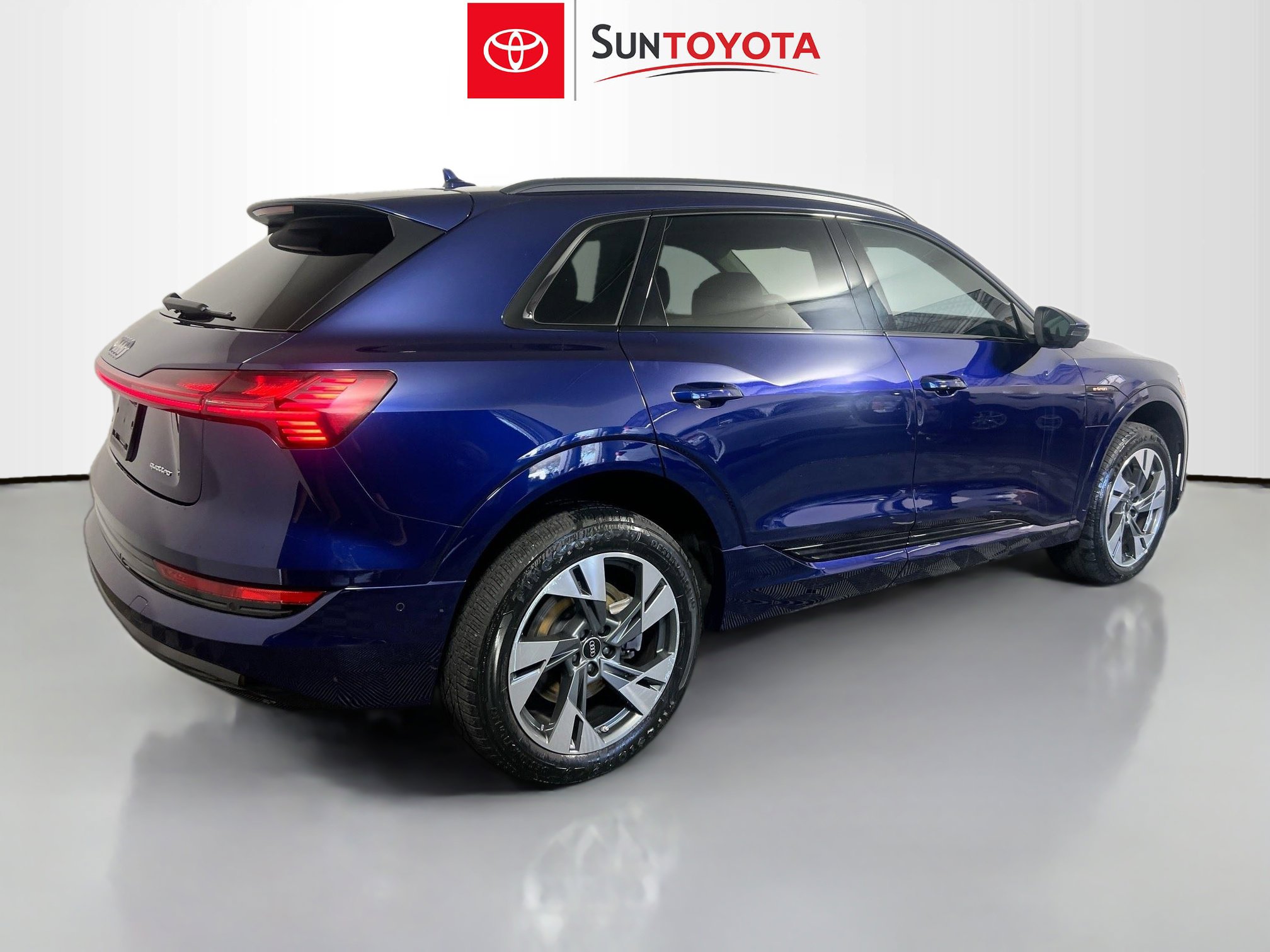 Used 2022 Audi e-tron Premium w/ Convenience Plus Package image 4