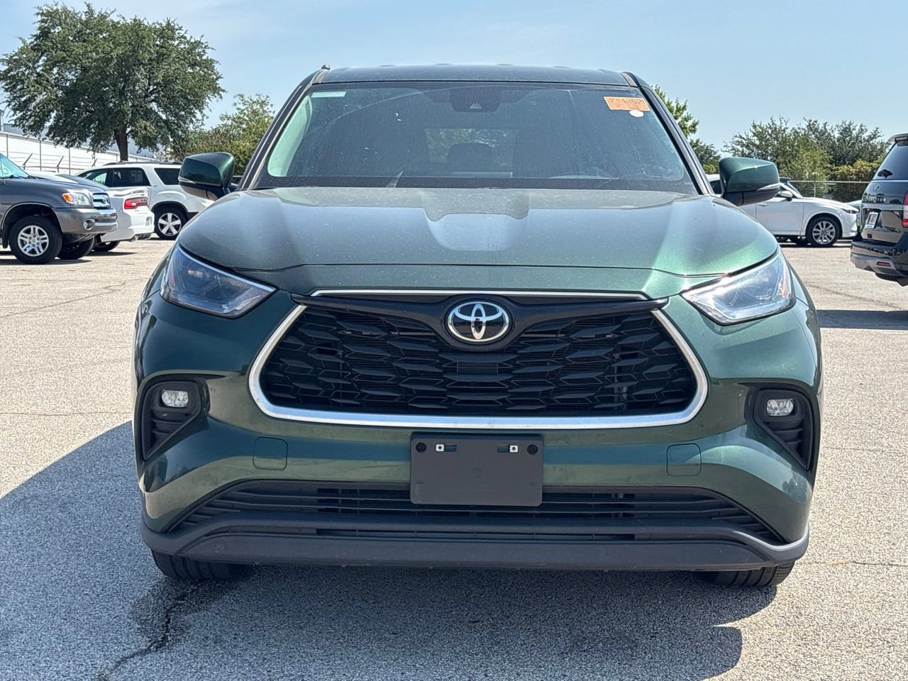 Used 2024 Toyota Highlander LE FWD image 2