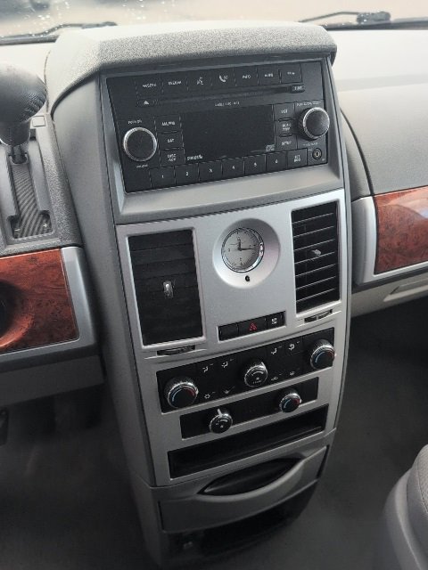 Used 2009 Chrysler Town & Country Touring image 37