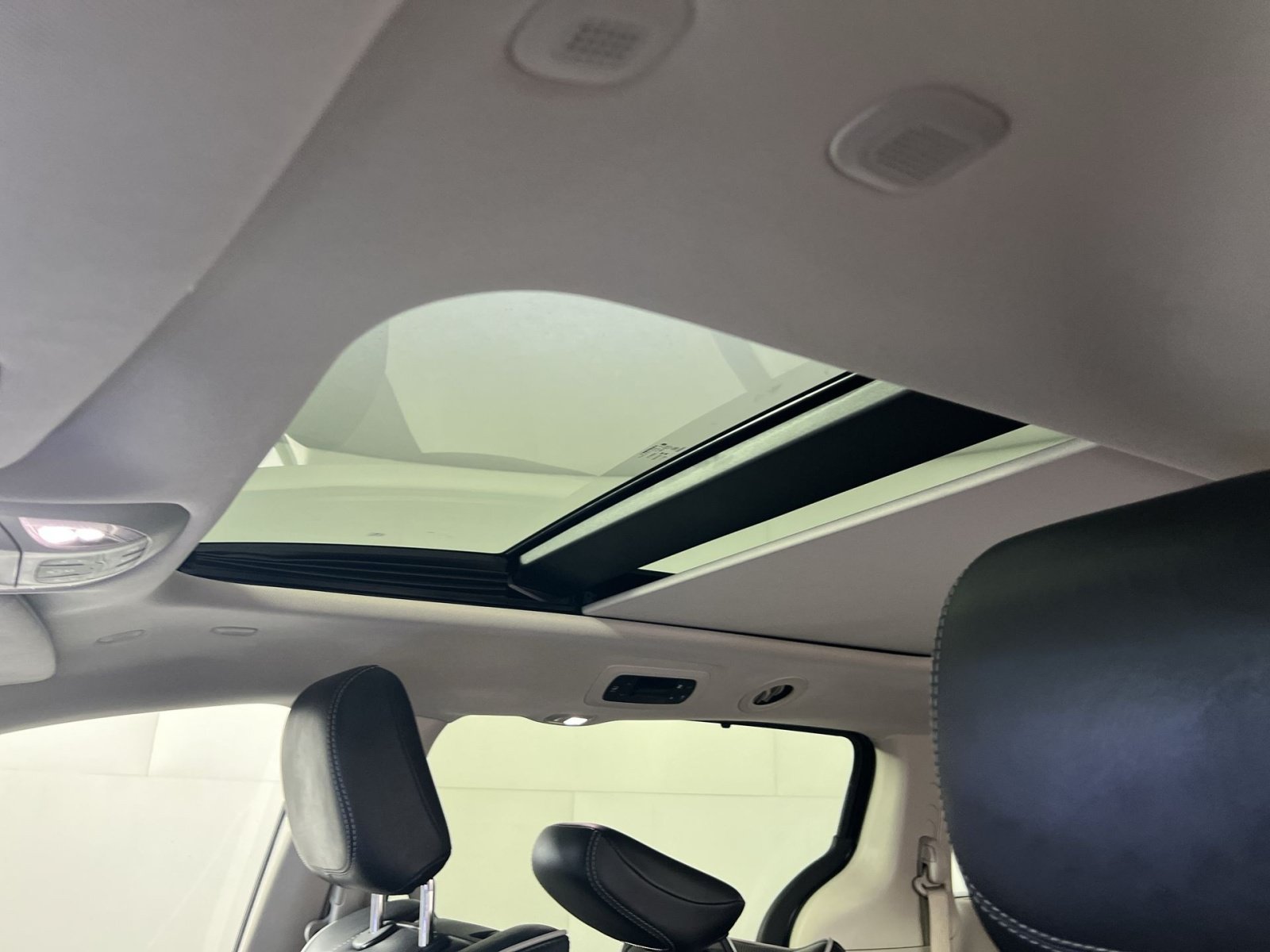 Used 2022 Chrysler Pacifica Limited w/ Uconnect Theater Family Group FWD image 25