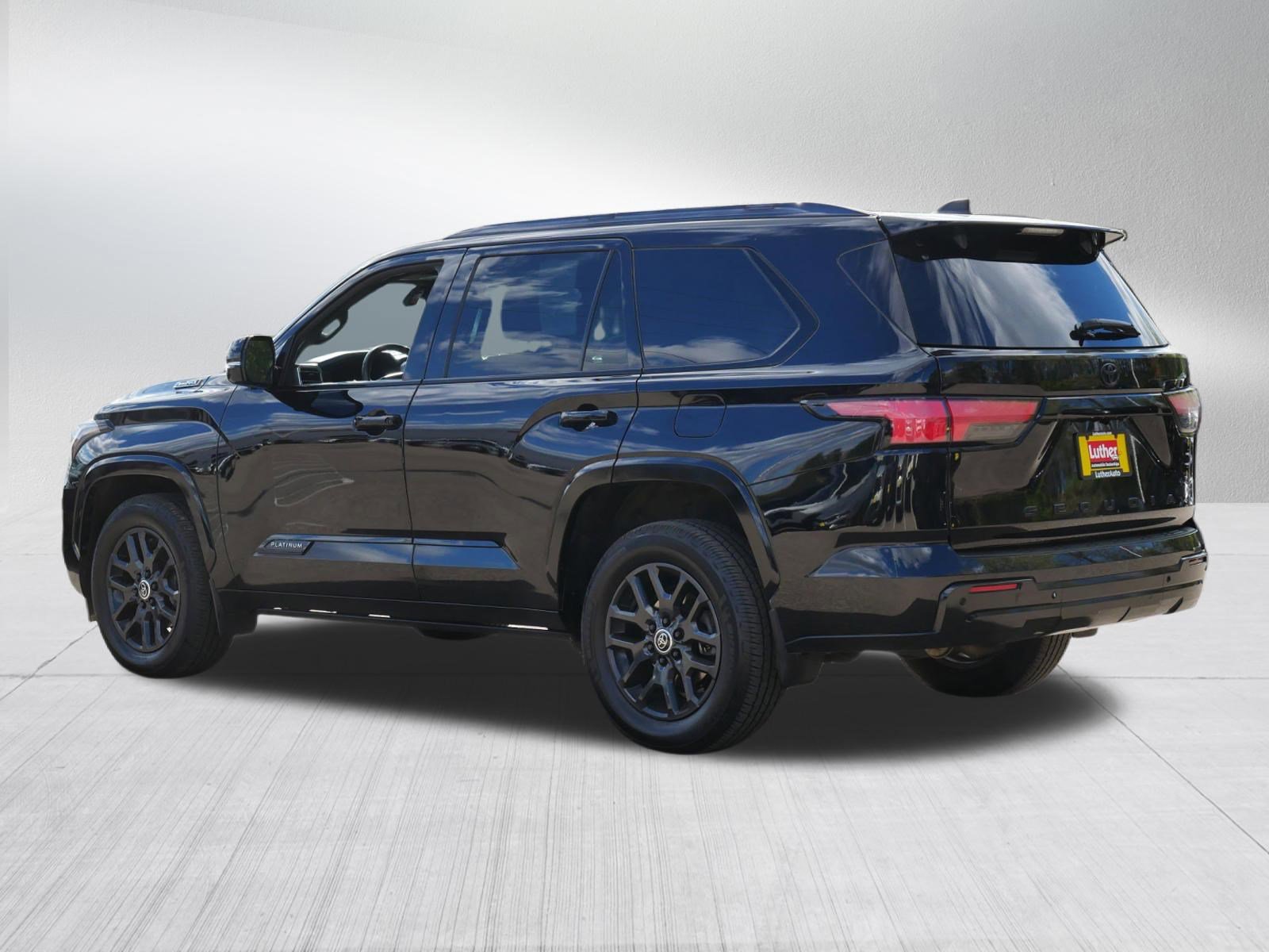 Used 2024 Toyota Sequoia Platinum AWD/4WD image 5