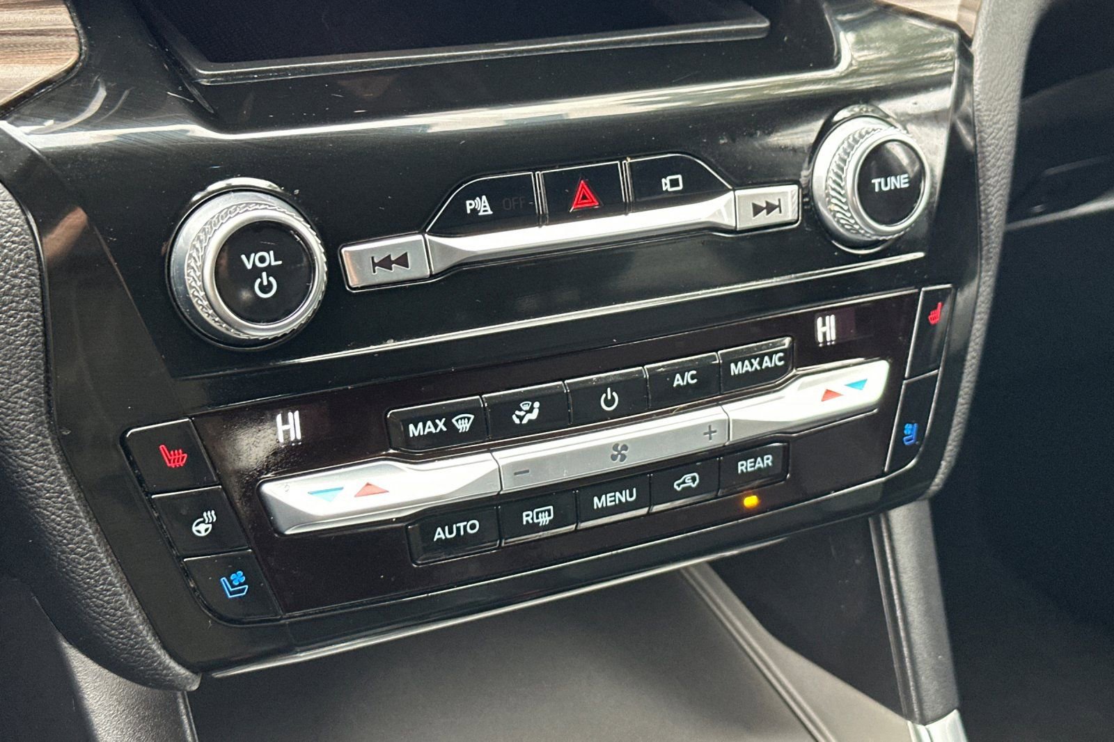 Used 2021 Ford Explorer Limited w/ Equipment Group 301A image 22