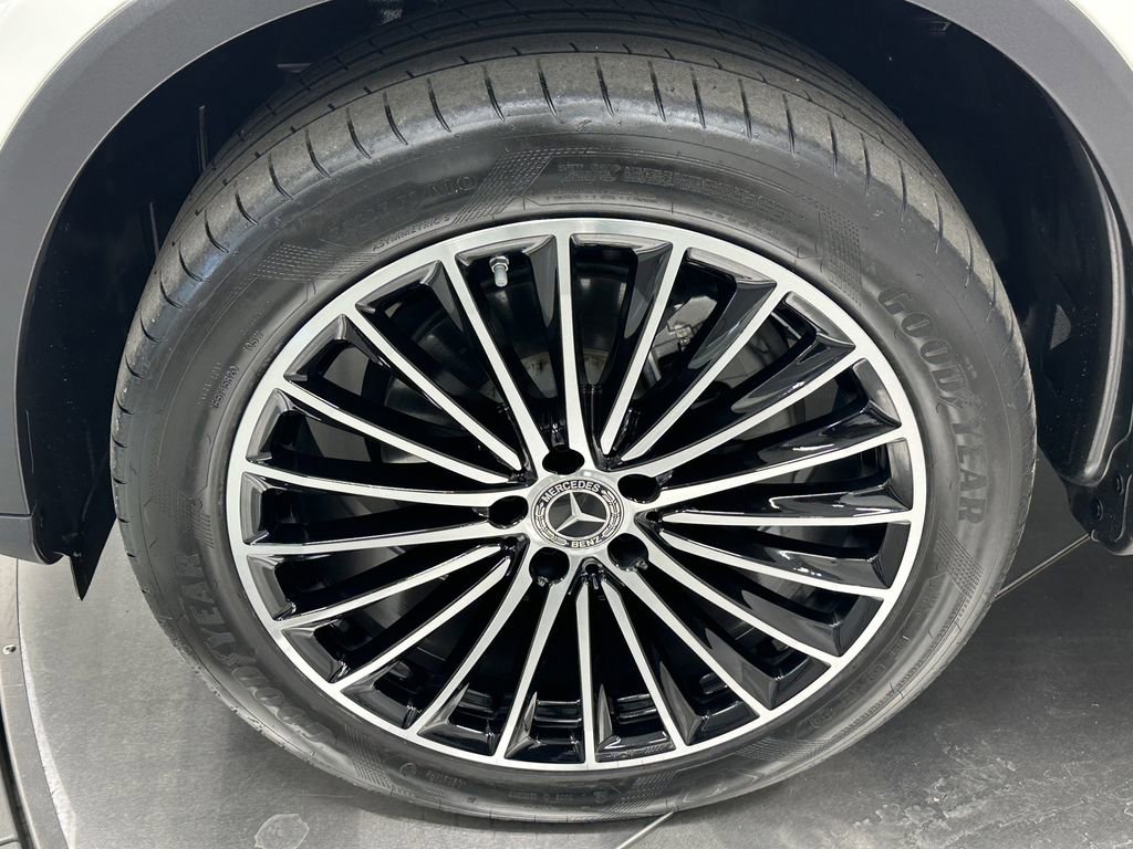 Certified 2025 Mercedes-Benz GLC 300 image 12