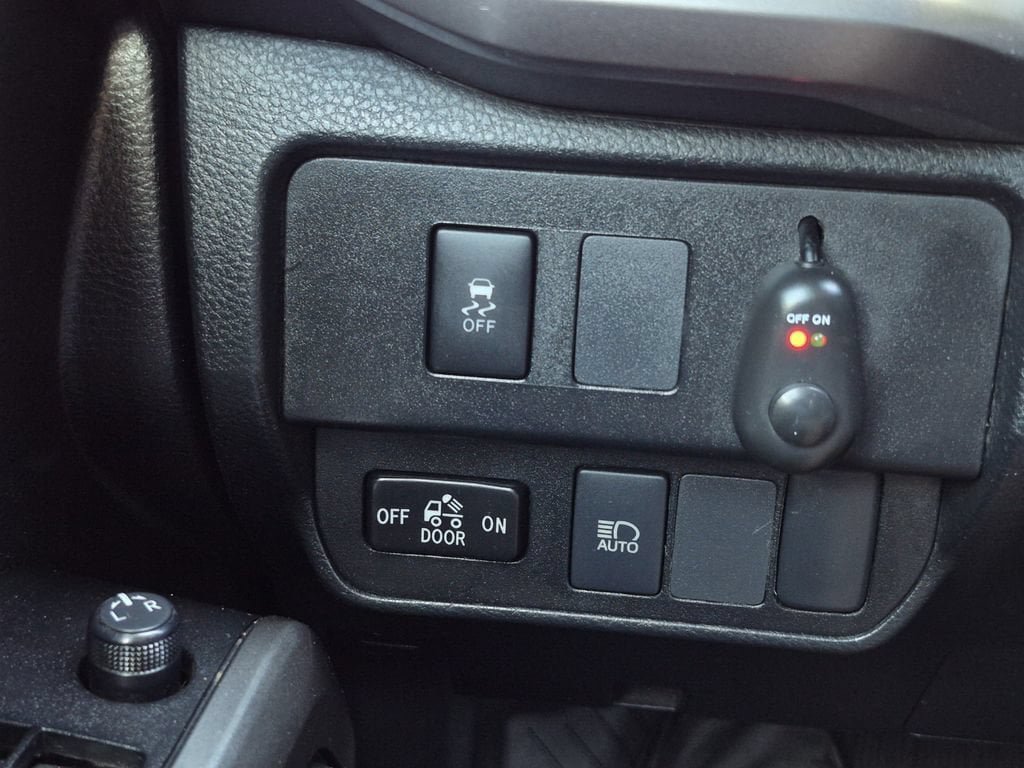 Used 2020 Toyota Tacoma SR5 AWD/4WD image 10