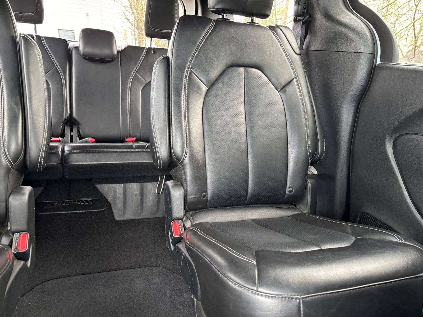 Used 2025 Chrysler Pacifica Select image 40