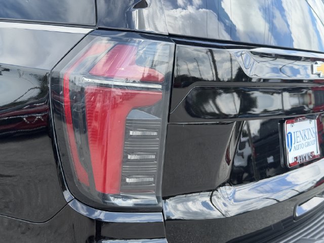 Used 2025 Chevrolet Suburban LT RWD image 14