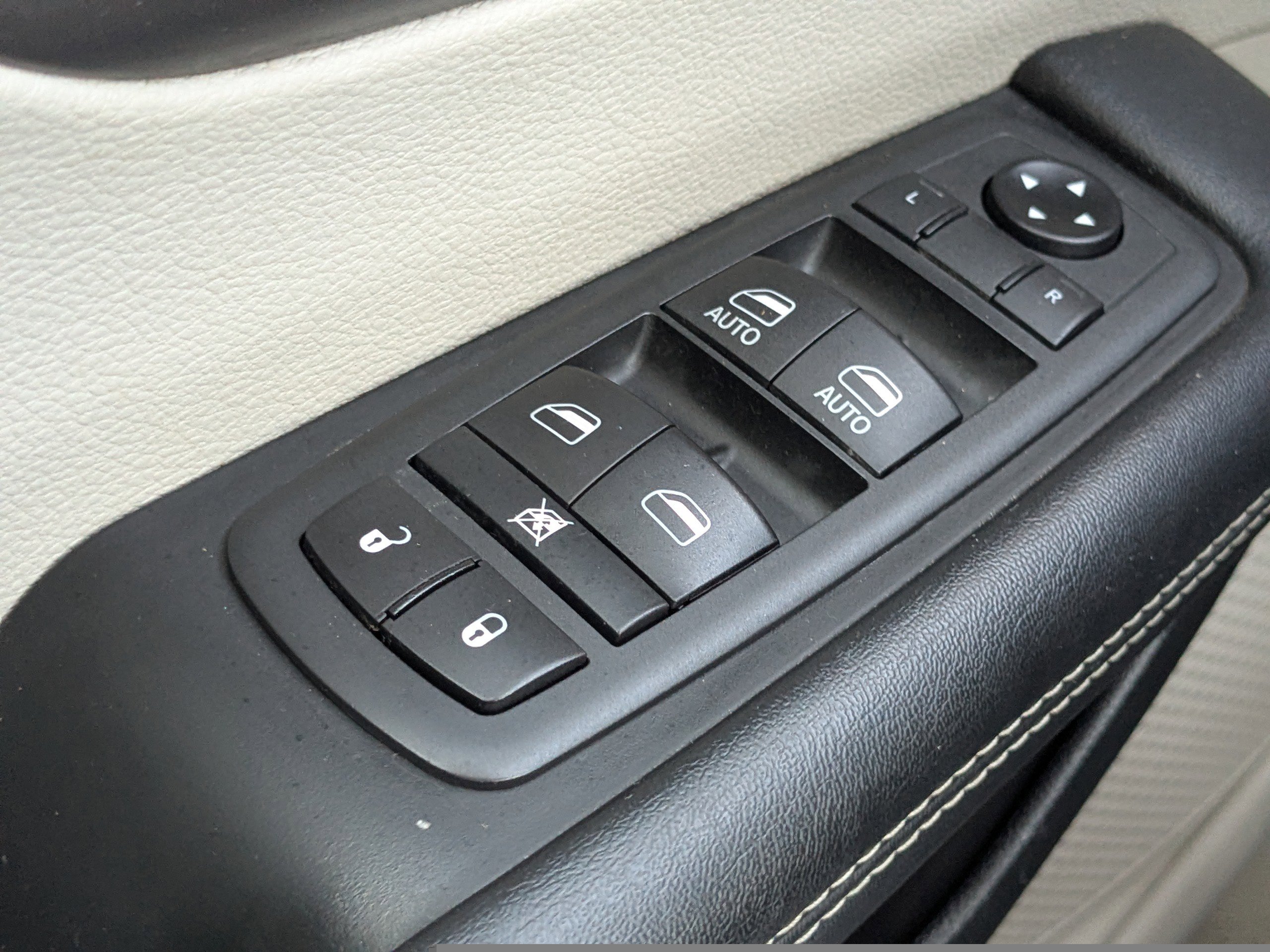 Certified 2020 Chrysler Voyager Lxi FWD image 23