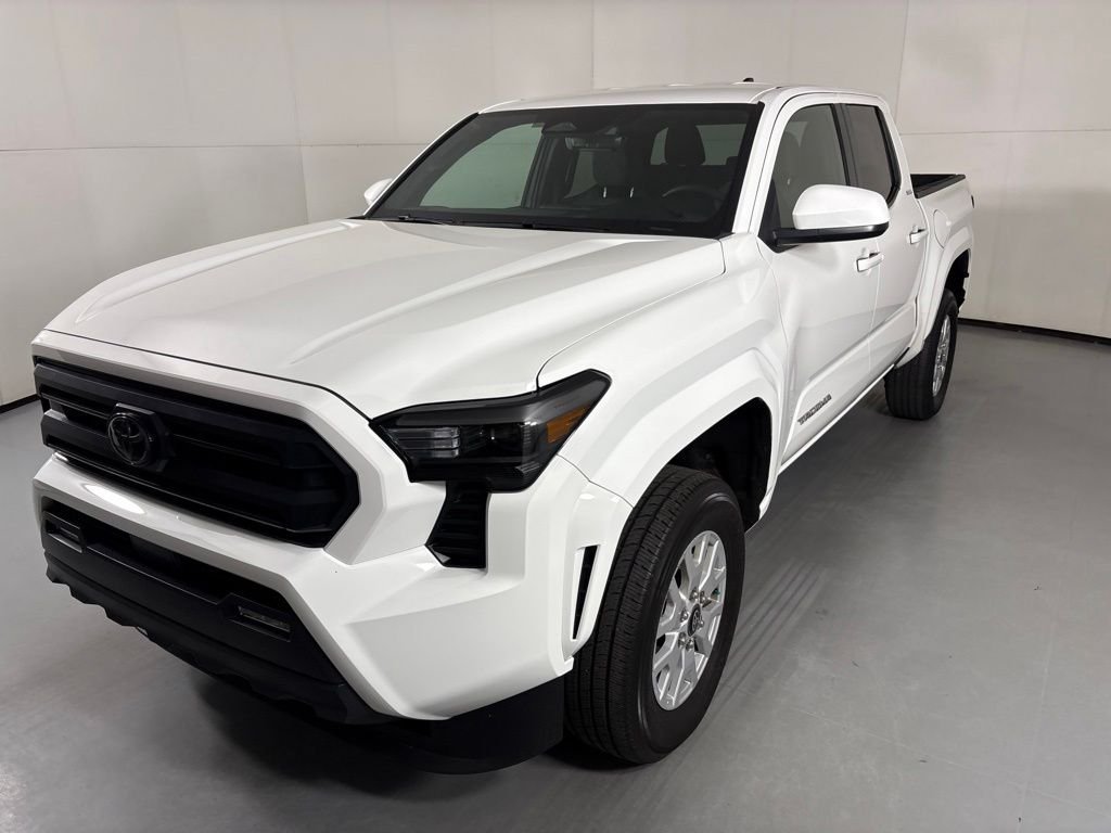 Used 2025 Toyota Tacoma SR5 AWD/4WD image 4