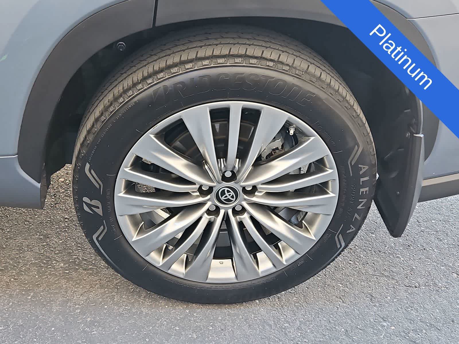 Used 2023 Toyota Highlander Platinum FWD image 12