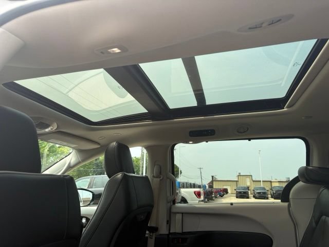 Used 2023 Chrysler Pacifica Limited FWD image 11