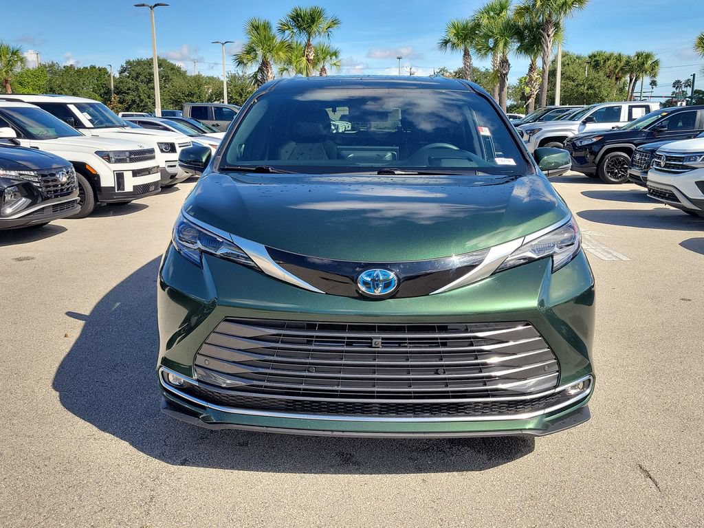 Used 2025 Toyota Sienna Platinum AWD/4WD image 2