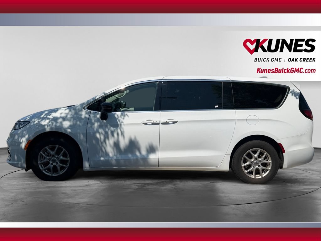Used 2024 Chrysler Pacifica Touring-L FWD image 6