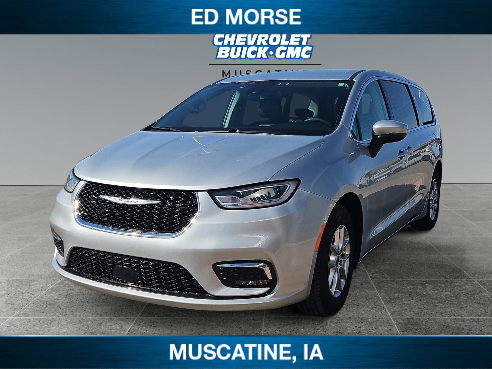 Used 2023 Chrysler Pacifica Touring-L FWD image 1