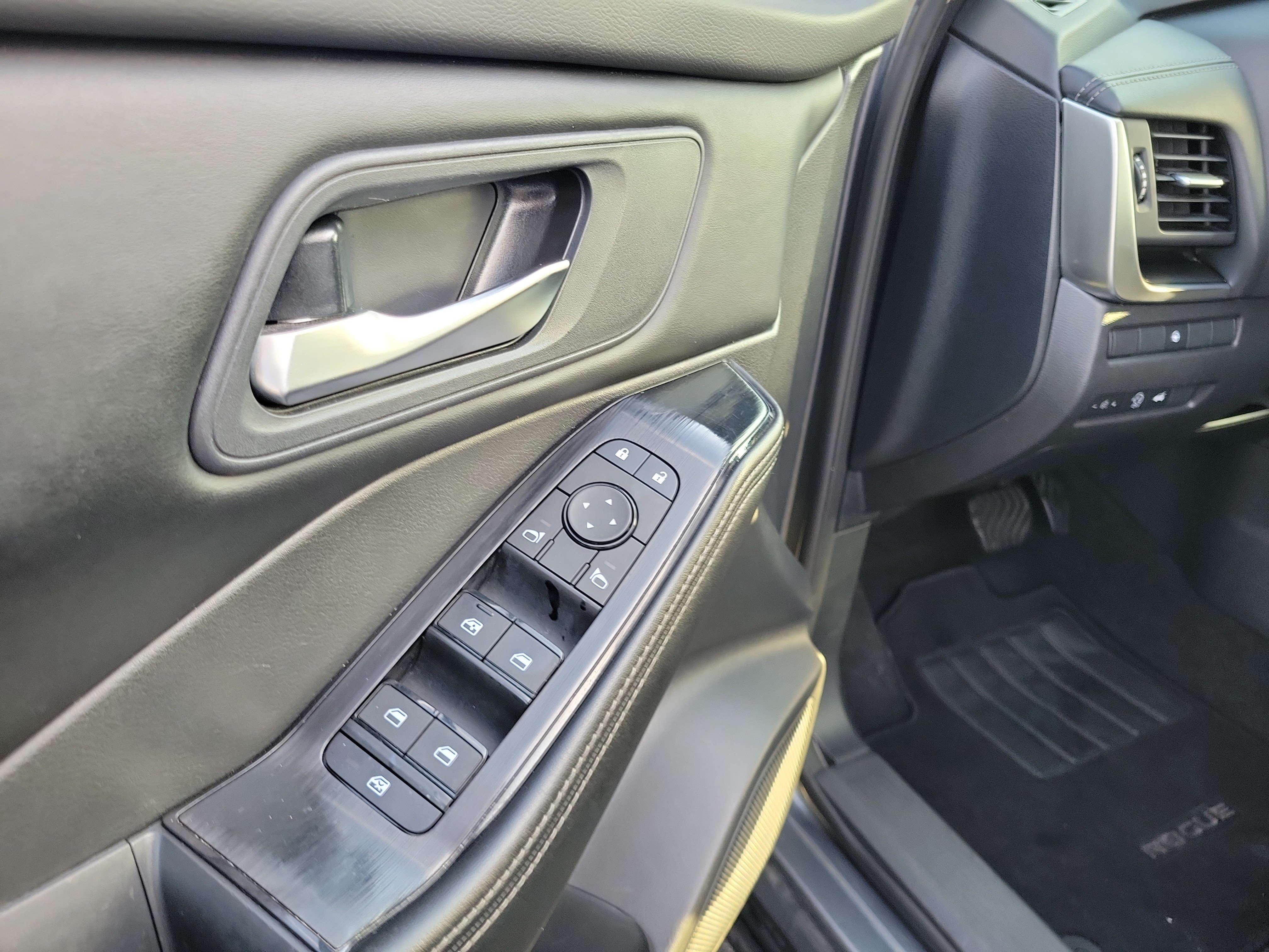 Used 2025 Nissan Rogue SV AWD/4WD image 18