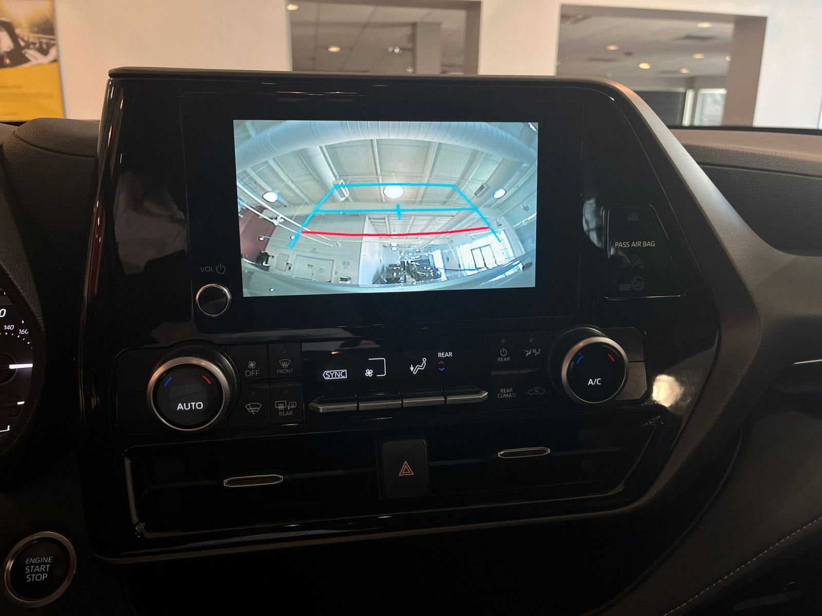 Used 2025 Toyota Highlander LE image 25