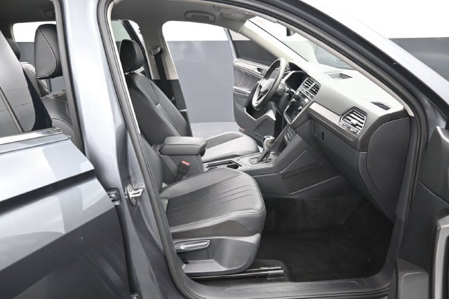 Used 2023 Volkswagen Tiguan SE FWD image 33
