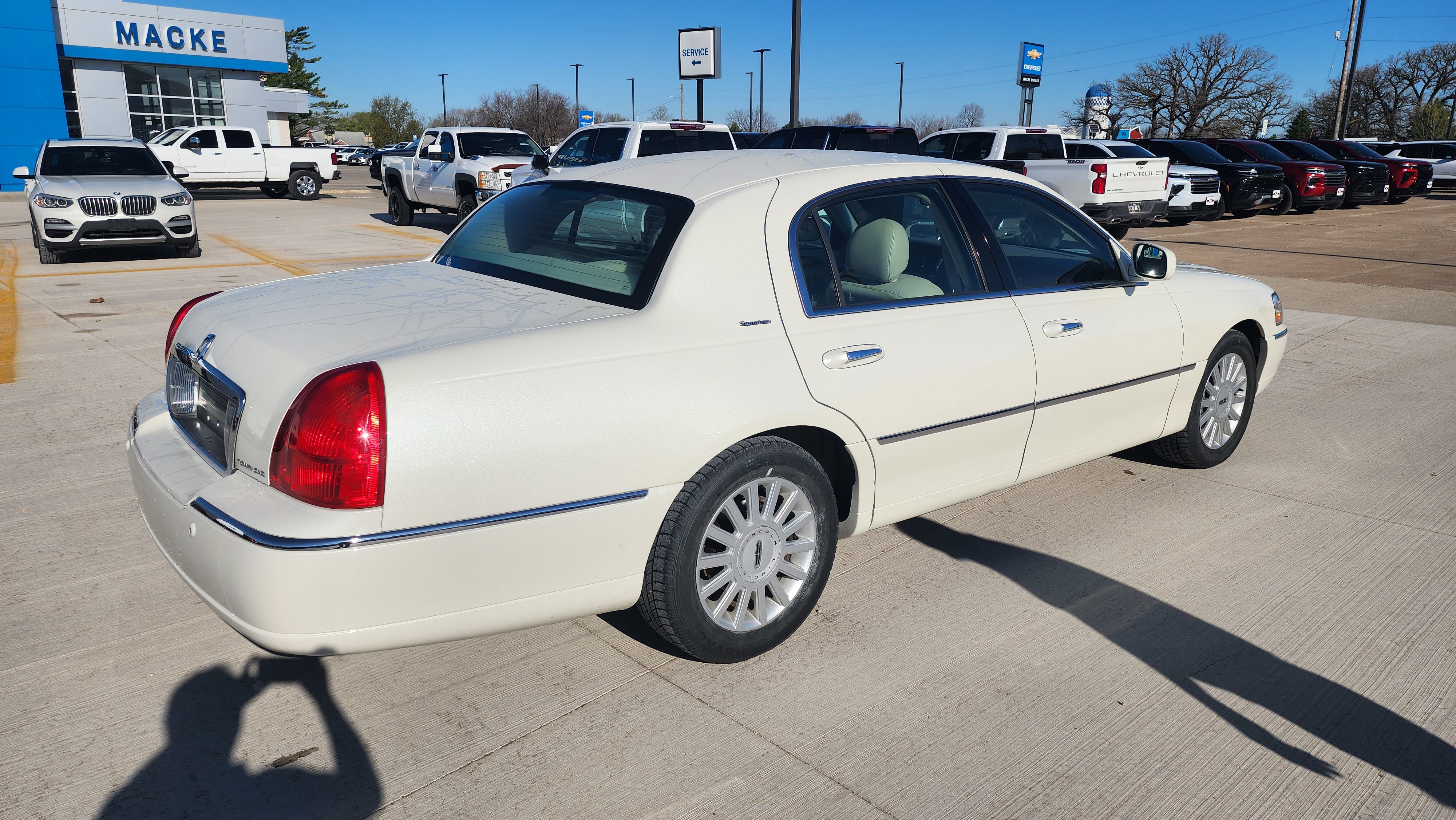 Used 2005 Lincoln Town Car Signature image 4