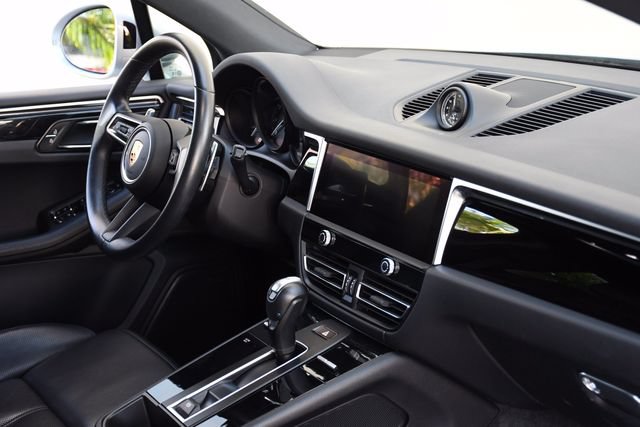 Used 2024 Porsche Macan w/ Premium Plus Package AWD/4WD image 31