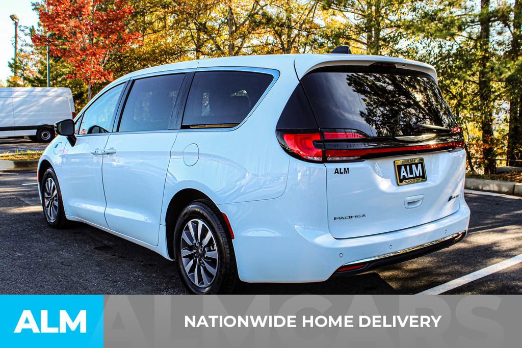 Used 2024 Chrysler Pacifica Select image 5