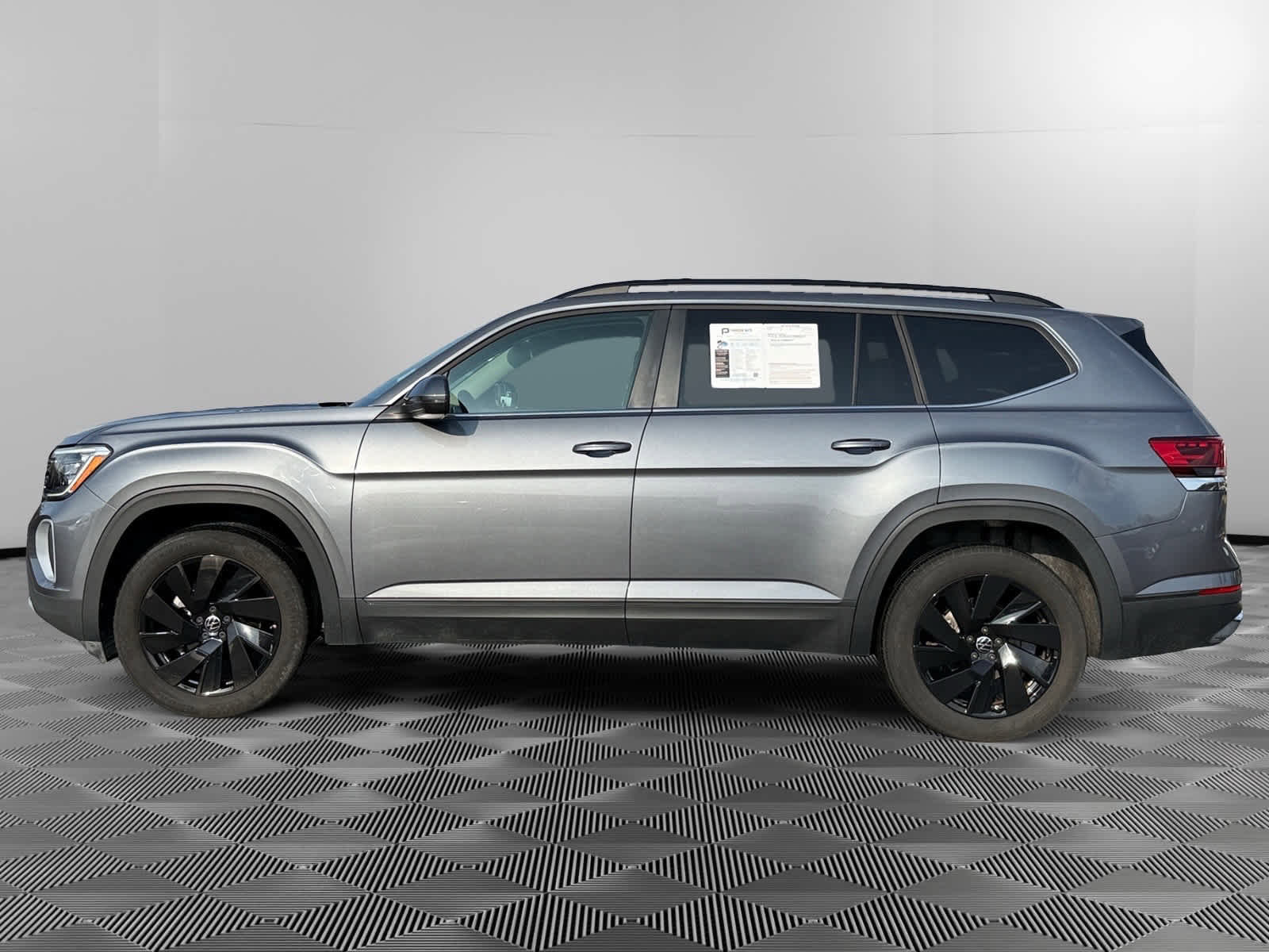 Used 2024 Volkswagen Atlas SE image 2