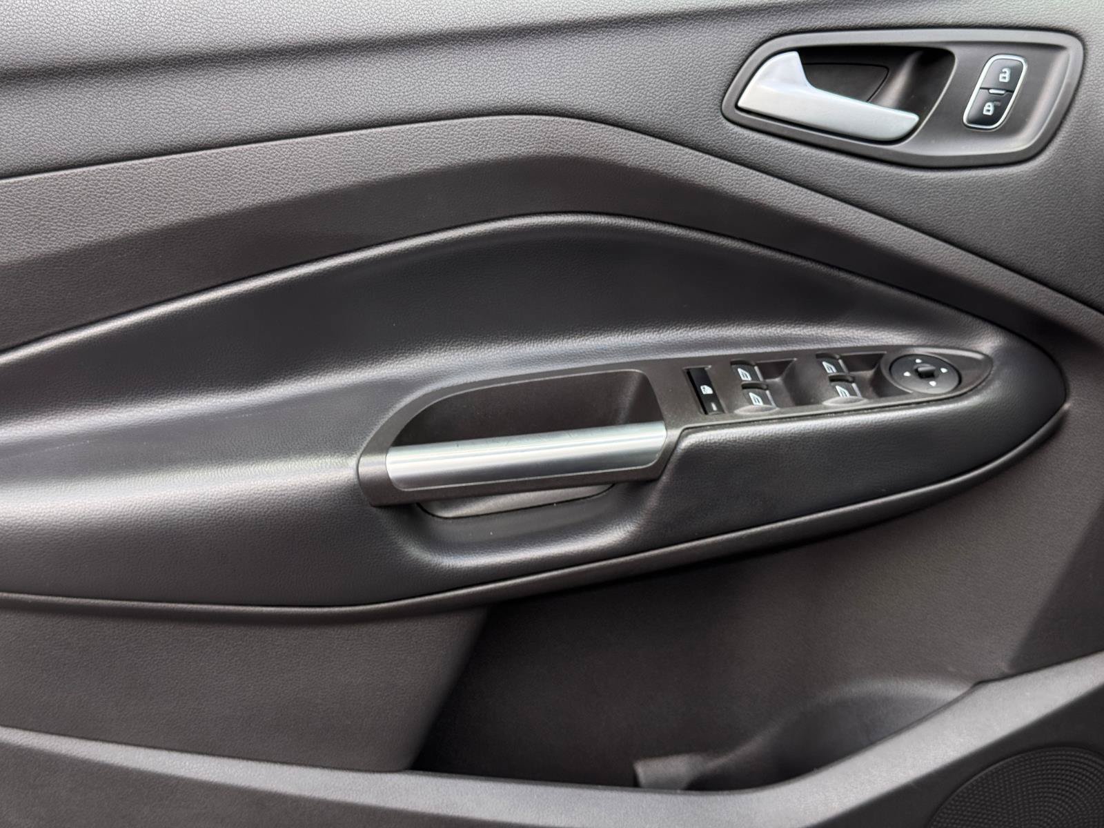 Used 2019 Ford Escape SE FWD image 14