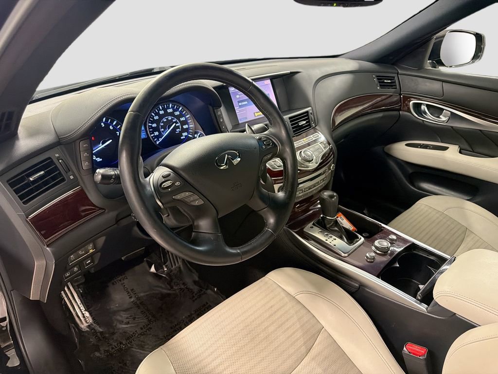 Used 2017 INFINITI Q70 5.6 w/ Sport Package RWD image 4
