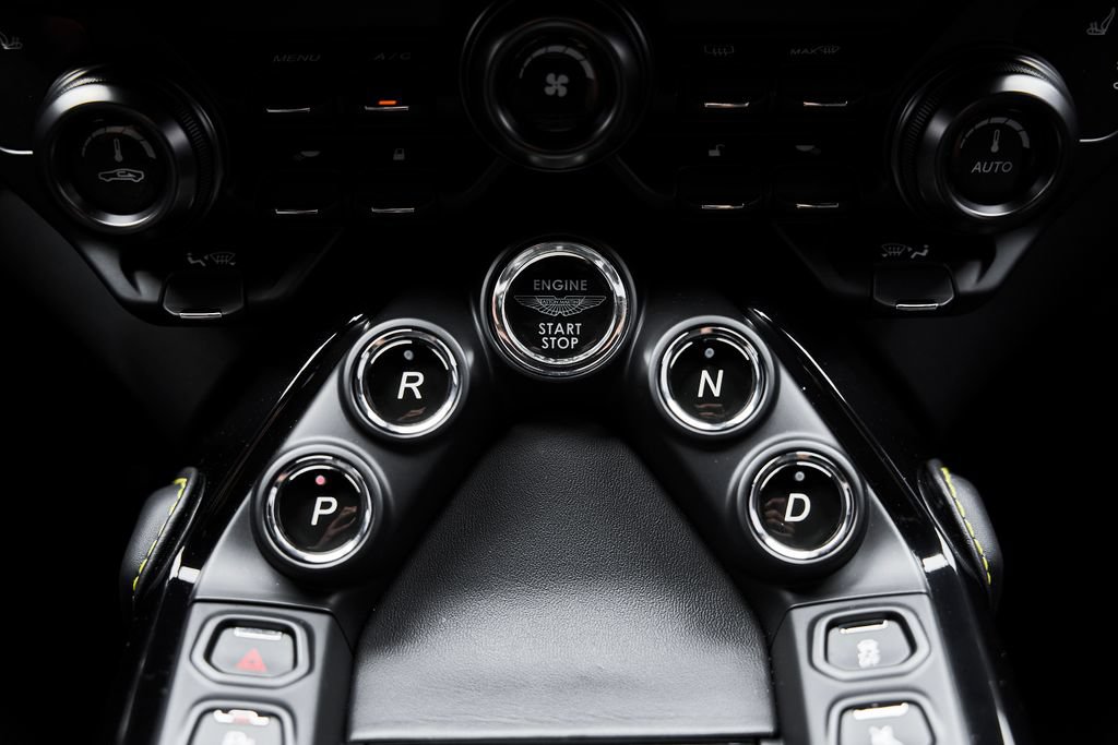 Used 2023 Aston Martin V8 Vantage Coupe RWD image 53
