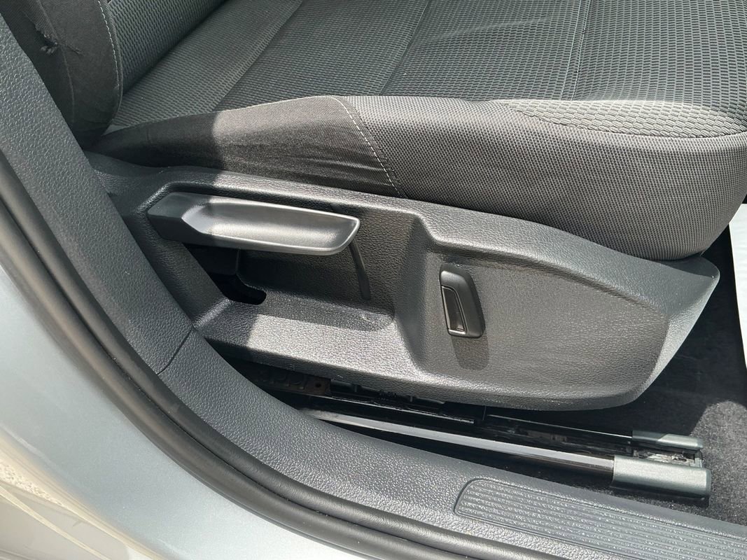 Used 2016 Volkswagen Golf S image 18