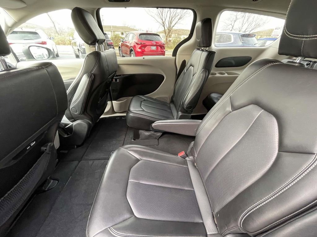 Used 2023 Chrysler Pacifica Touring-L image 23