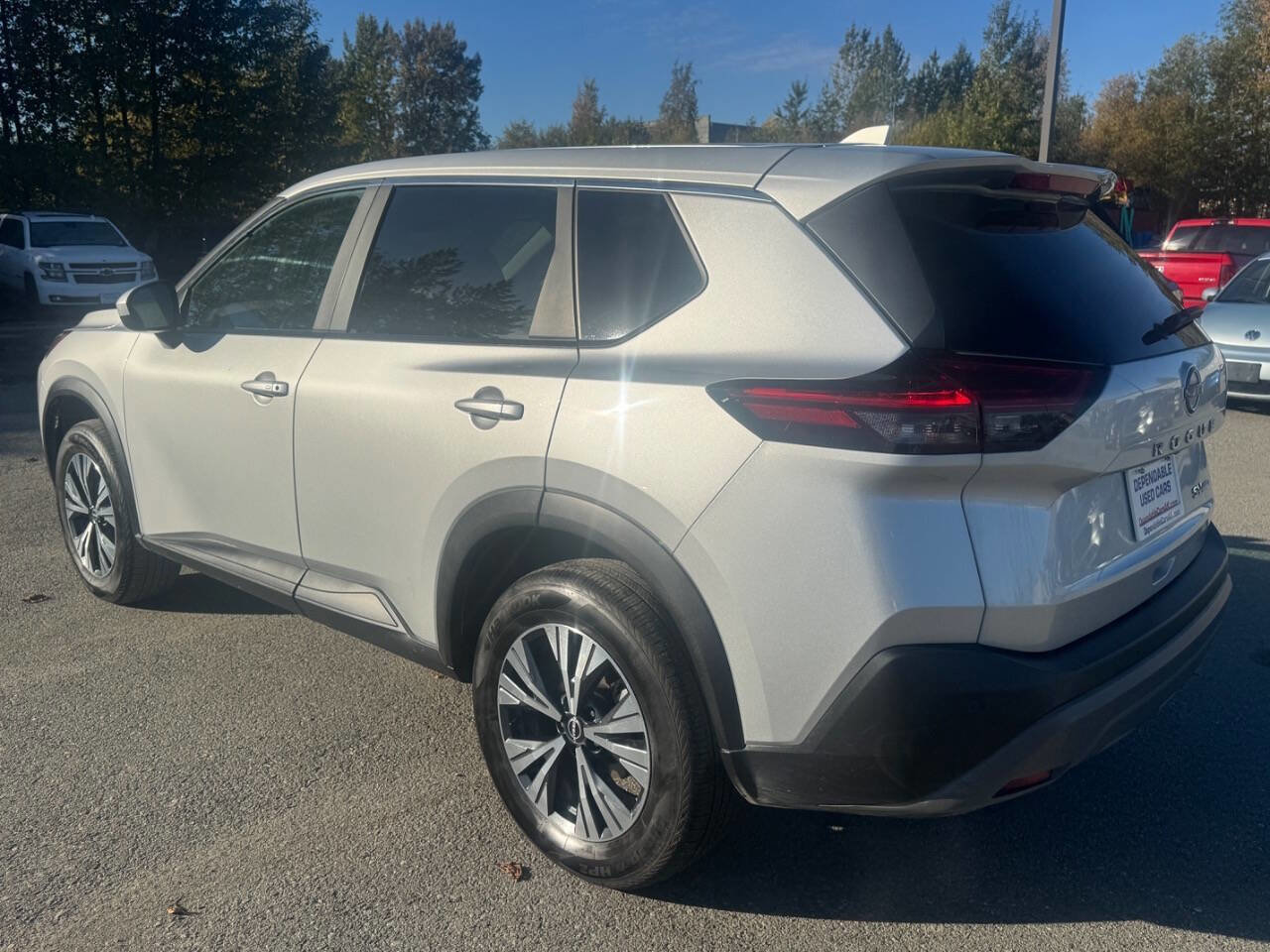 Used 2023 Nissan Rogue SV image 3
