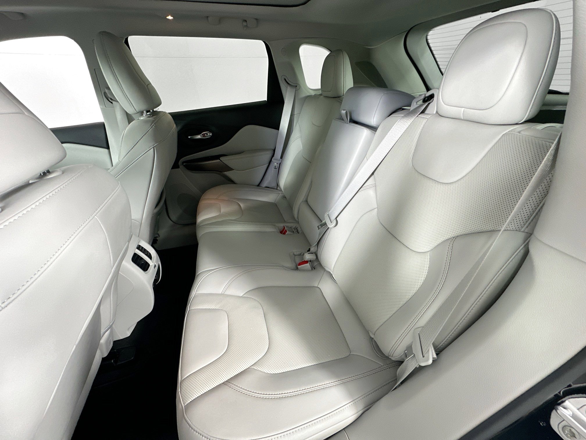 Used 2022 Jeep Cherokee Latitude Lux w/ Sun & Sound Group FWD image 24