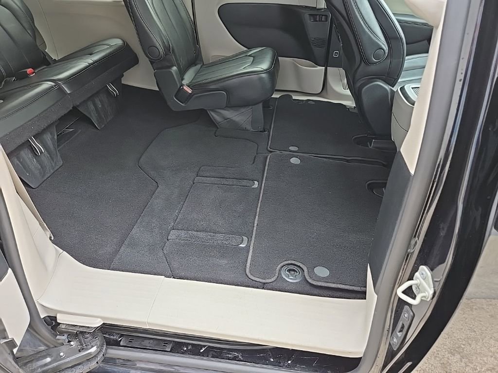 Used 2024 Chrysler Pacifica Touring-L image 79