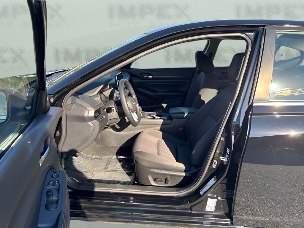 Used 2025 Nissan Altima 2.5 SV FWD image 10
