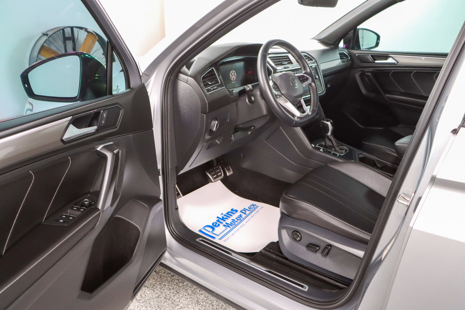 Used 2023 Volkswagen Tiguan SE R-Line FWD image 3