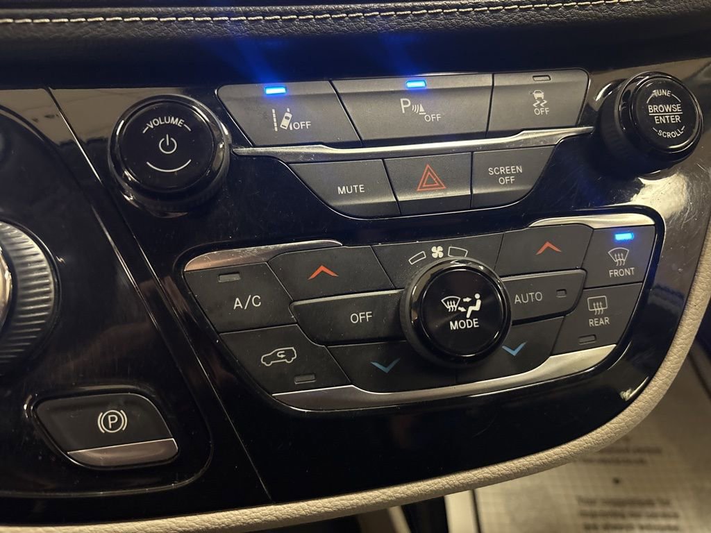 Used 2023 Chrysler Pacifica Touring-L image 13