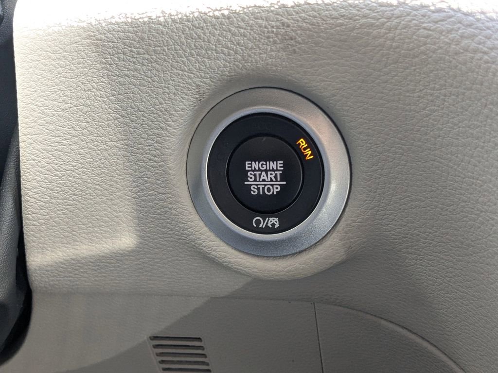 Used 2023 Chrysler Pacifica Limited FWD image 30