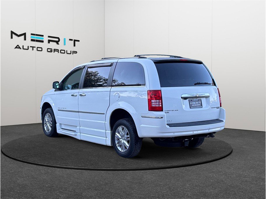 Used 2010 Chrysler Town & Country Limited image 7
