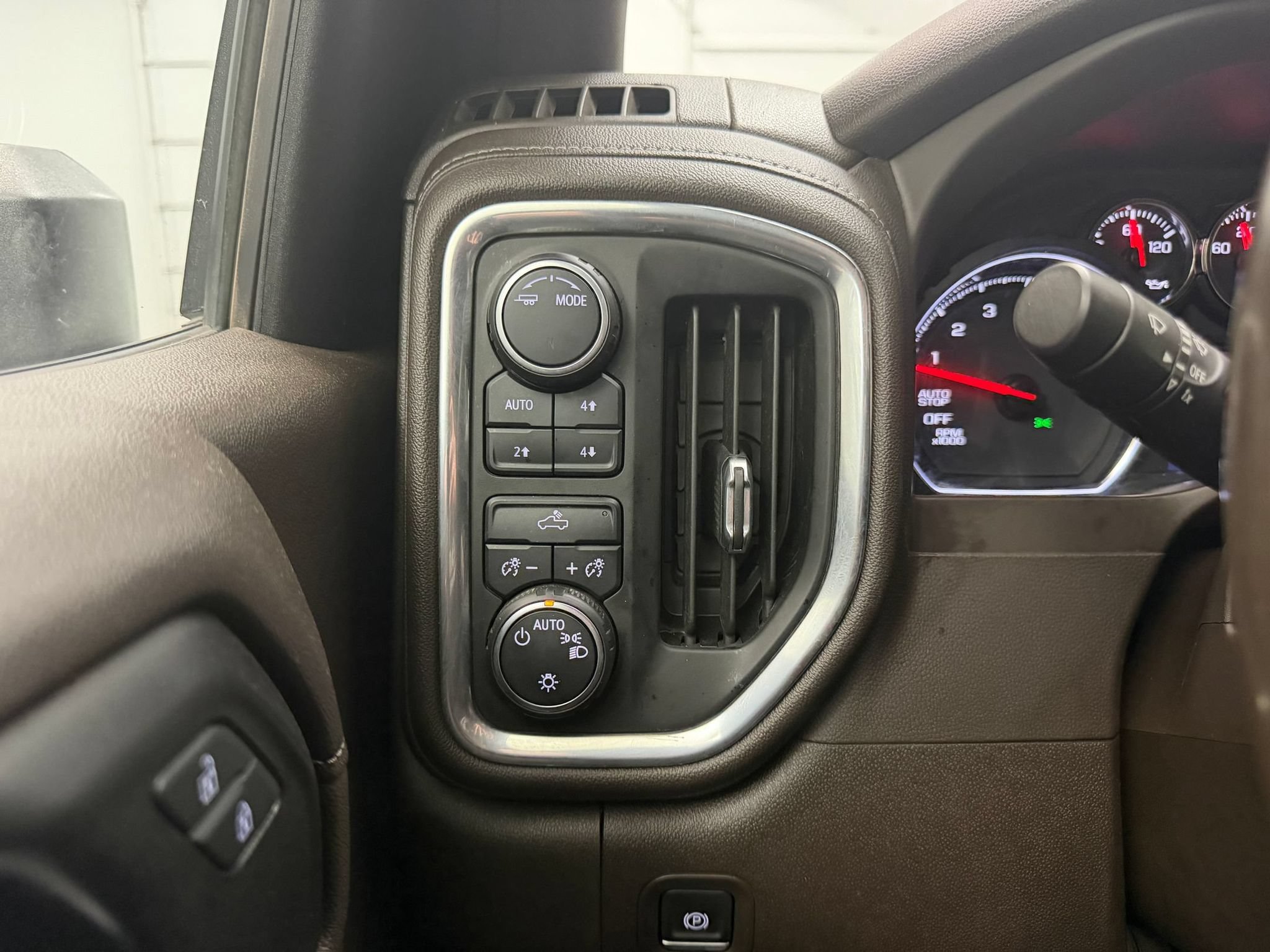 Used 2021 Chevrolet Silverado 1500 LT AWD/4WD image 32