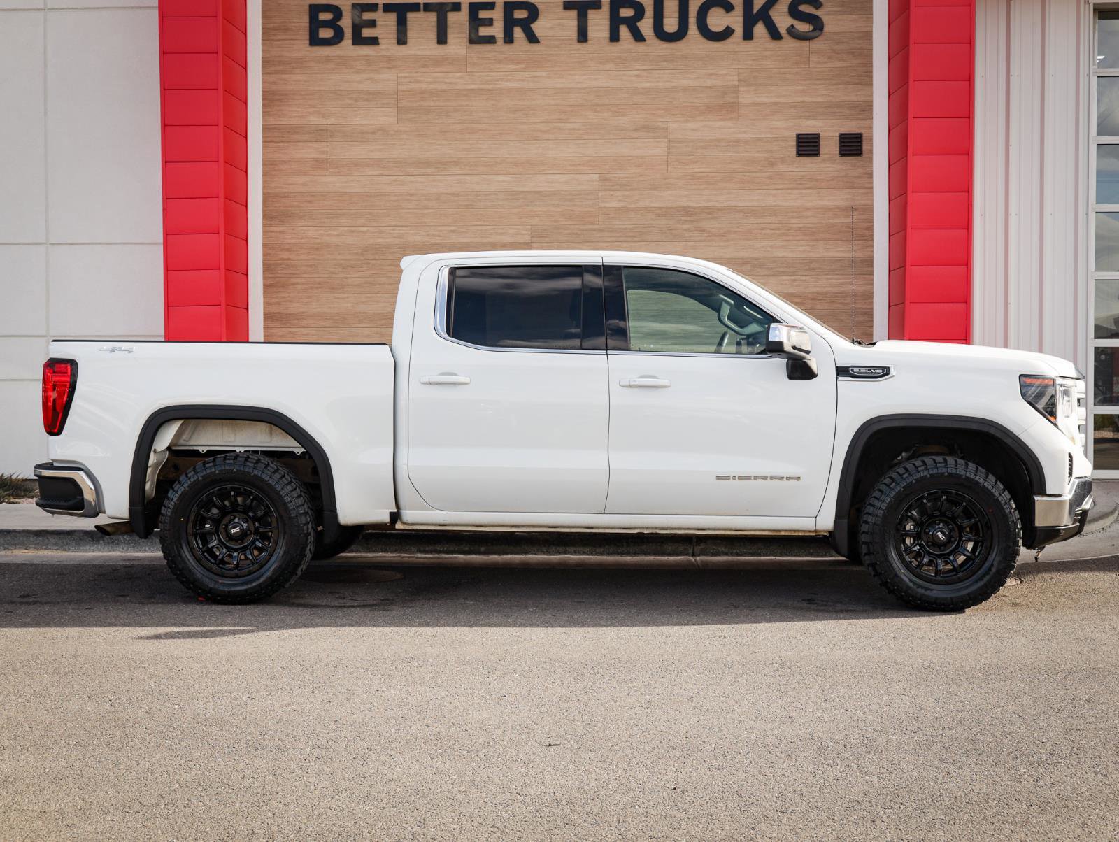 Used 2023 GMC Sierra 1500 SLE image 2