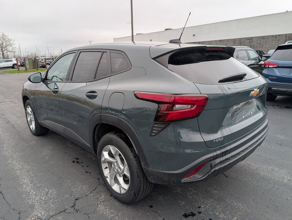 Used 2025 Chevrolet Trax LS w/ LS Convenience Package FWD image 6