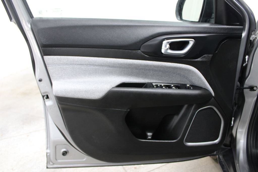Used 2024 Jeep Compass Latitude image 17