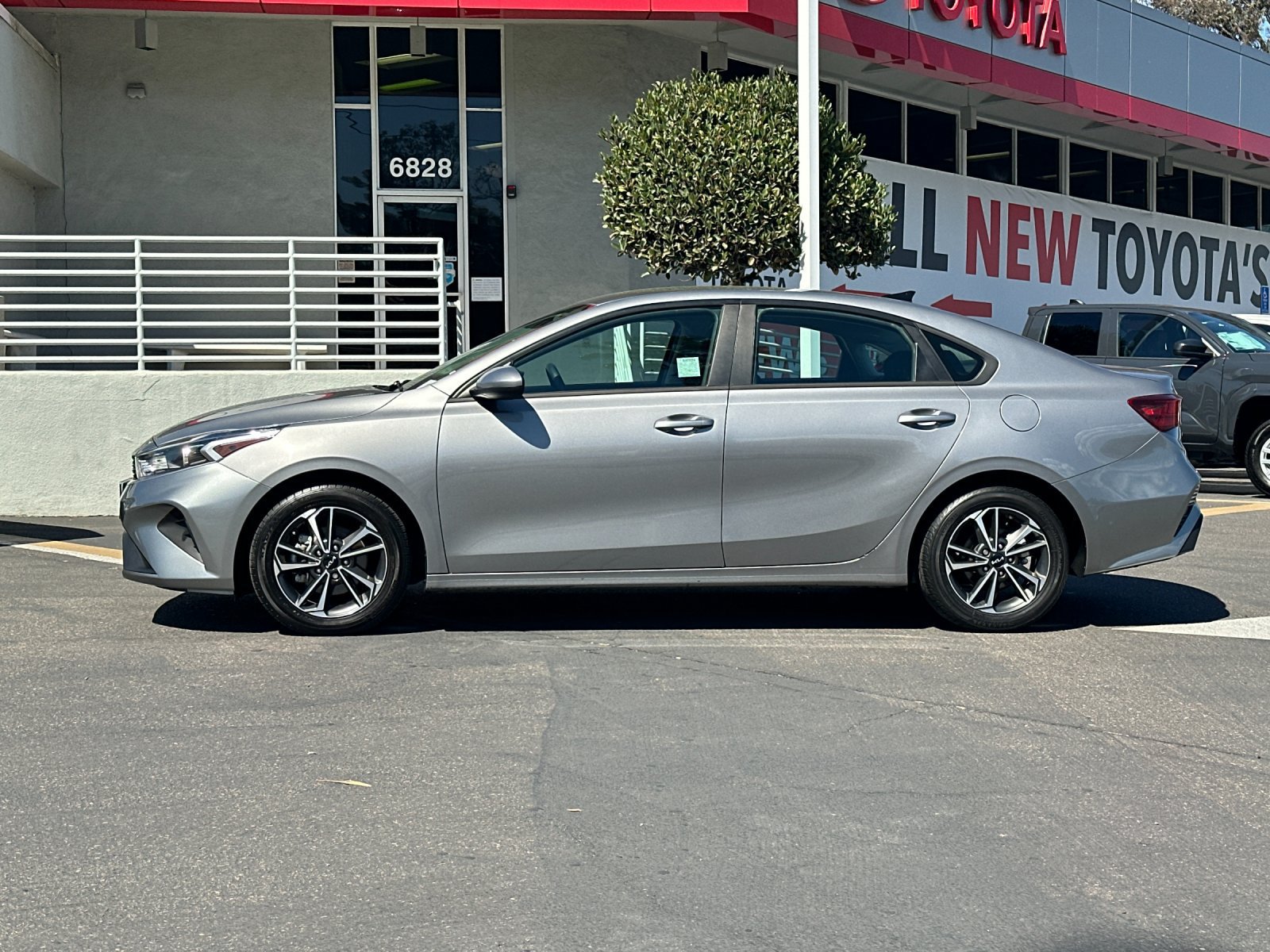 Used 2023 Kia Forte LXS FWD image 2